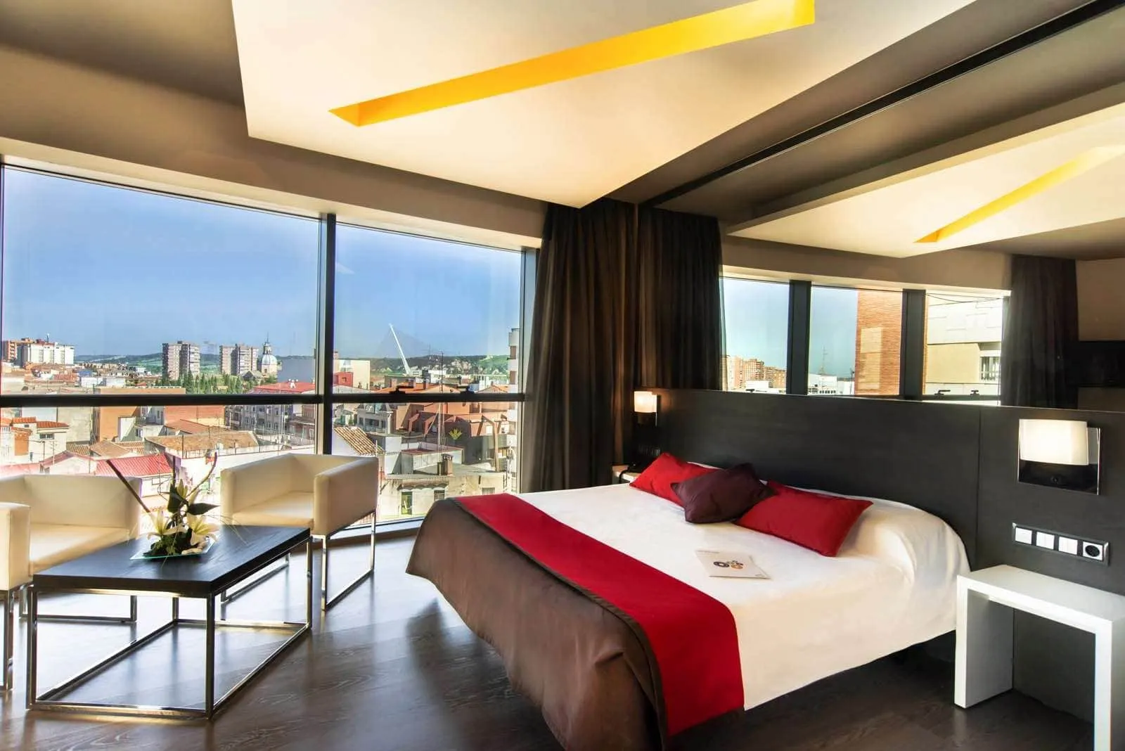 Recepción del Hotel Talavera 4 estrellas en Talavera de la Reina - Interior con diseño contemporáneo y elegante iluminación